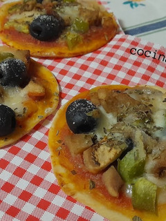 Una foto de Mini pizzas de verdura y anchoas