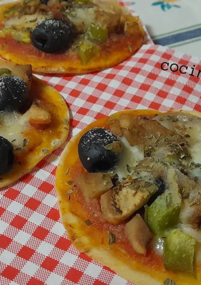 Una foto de Mini pizzas de verdura y anchoas