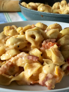 Una foto de Tortellini de carne con salsa de bacon y tomates cherry
