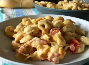 Foto principal de Tortellini de carne con salsa de bacon y tomates cherry