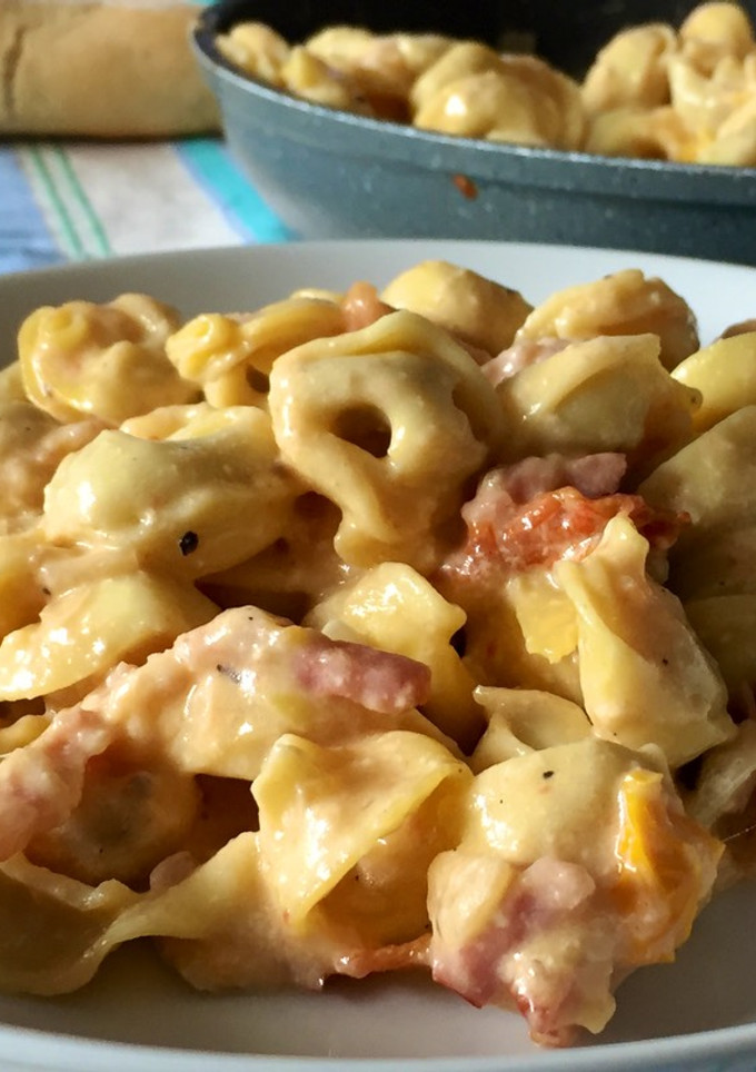 Una foto de Tortellini de carne con salsa de bacon y tomates cherry