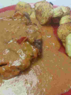 Una foto de Muslos deshuesado con salsa de verduras