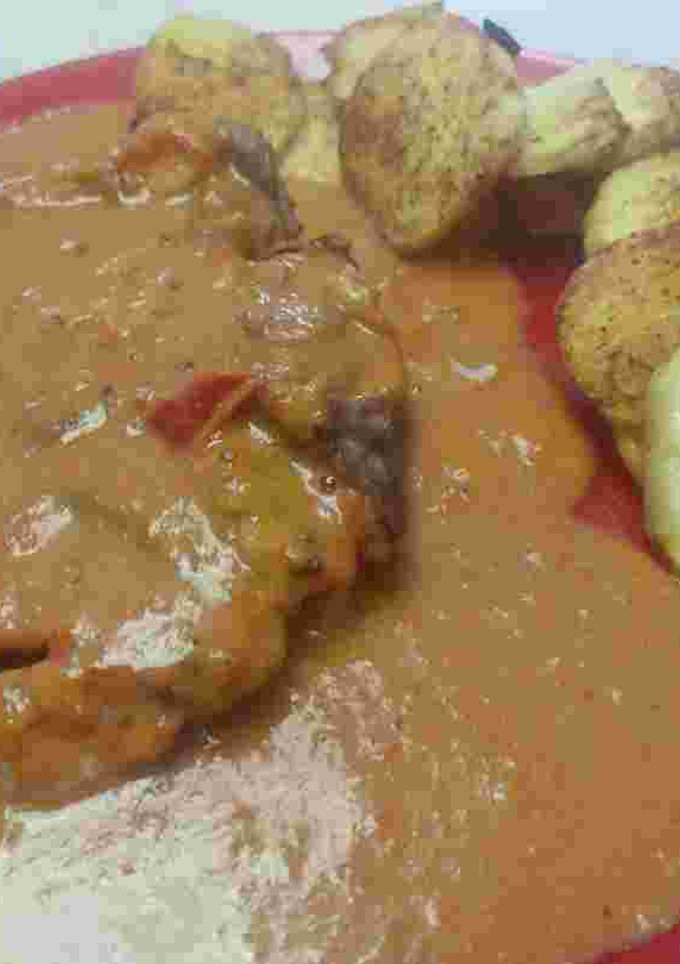 Una foto de Muslos deshuesado con salsa de verduras