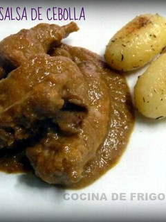 Una foto de Conejo en salsa de cebolla