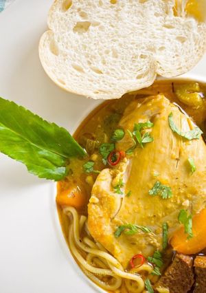 Una foto de Sopa de Fideo con Salchichón y Pollo