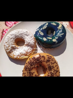 Una foto de Donuts/donas glaseadas