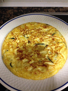 Una foto de Tortilla de patatas y calabacín en microondas
