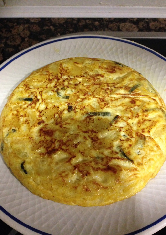 Una foto de Tortilla de patatas y calabacín en microondas