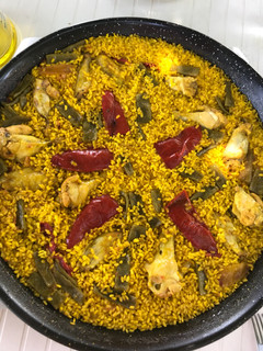 Una foto de Paella de alitas y verdura, más bien inventada