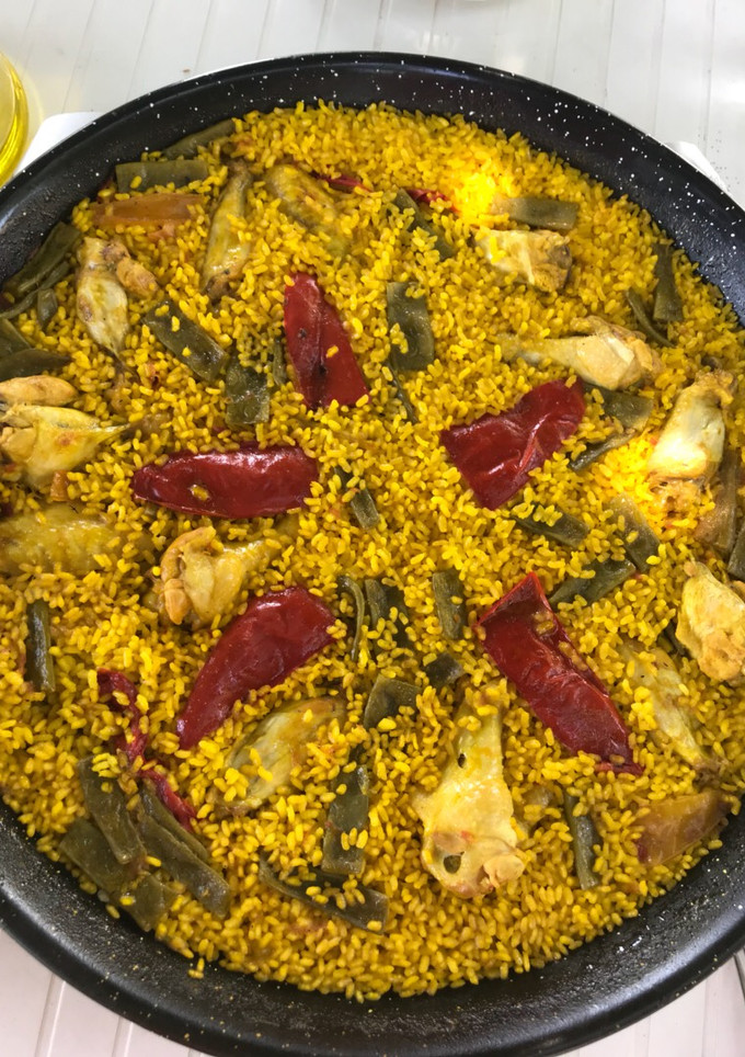 Una foto de Paella de alitas y verdura, más bien inventada