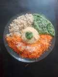 Mandala de Zanahoria, arroz, hummus con Pesto de Kale