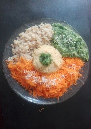 Una foto de Mandala de Zanahoria, arroz, hummus con Pesto de Kale