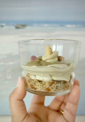 Una foto de Vasitos de crema de queso con pistacho y chocolate blanco