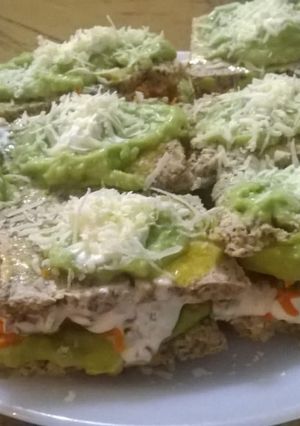 Una foto de Bocaditos de avena y semillas, rellenos con palta / guacamole y verdura ♥