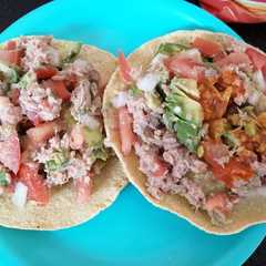 Una foto de Tostadas de atún a la mexicana