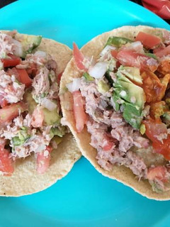 Una foto de Tostadas de atún a la mexicana