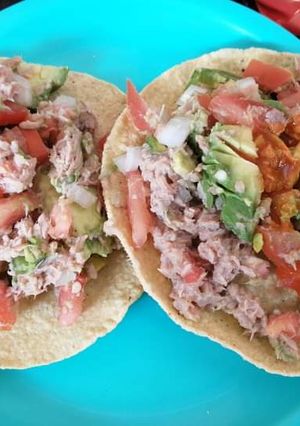 Una foto de Tostadas de atún a la mexicana