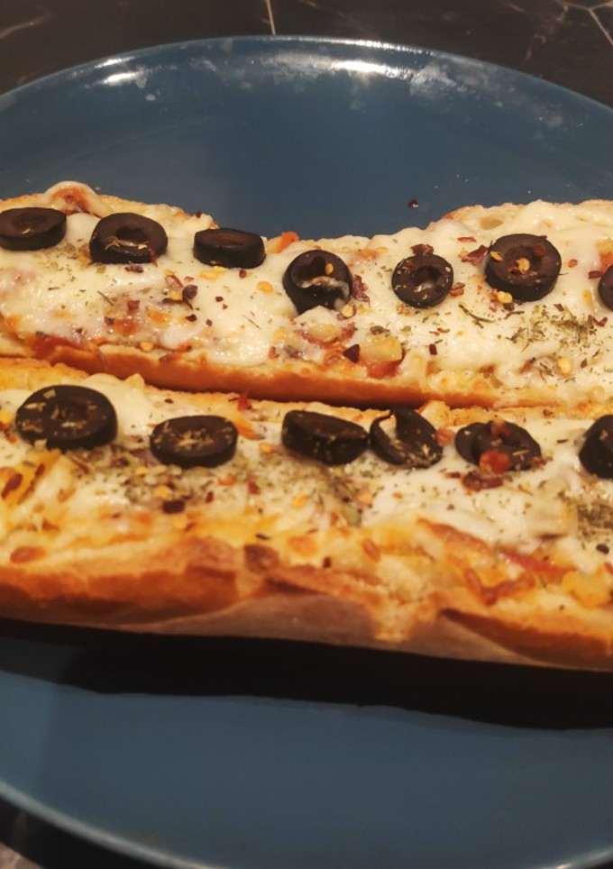 A picture of Cheese Baguette Pizza 🍕.