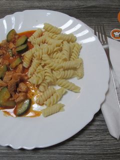 Cukkinis csirkemell durum tésztával recept fotója