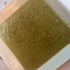 Una foto de Crema de guisantes y champiñón
