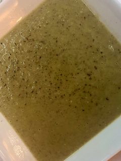 Una foto de Crema de guisantes y champiñón