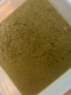 Una foto de Crema de guisantes y champiñón