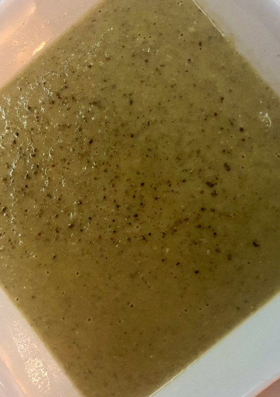 Una foto de Crema de guisantes y champiñón