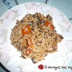 A picture of Mushrooms in tomato sauce with rice.