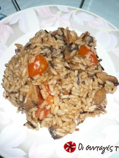 A picture of Mushrooms in tomato sauce with rice.