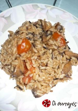 A picture of Mushrooms in tomato sauce with rice.