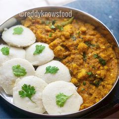 A picture of Idli Vada curry nashta combo.