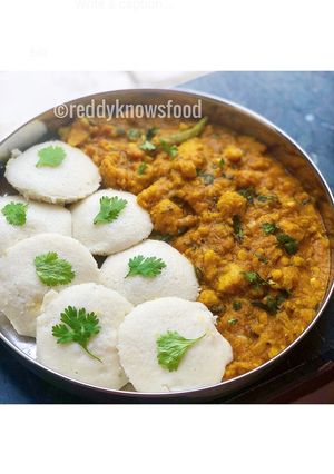 A picture of Idli Vada curry nashta combo.