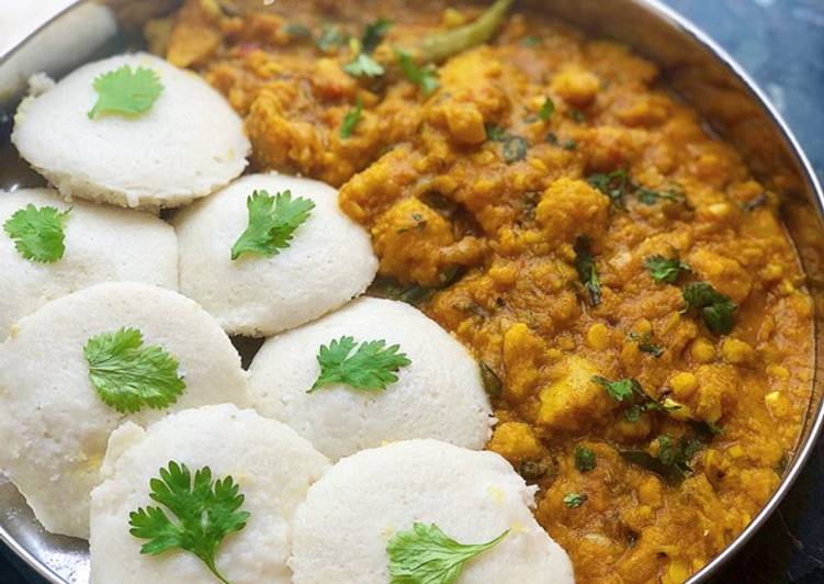 Idli Vada curry nashta combo