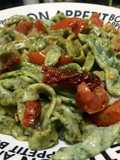Tallarines verdes con salsa de tomates