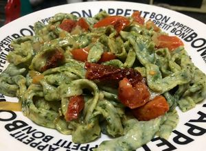 Una foto de Tallarines verdes con salsa de tomates
