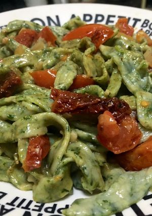 Una foto de Tallarines verdes con salsa de tomates