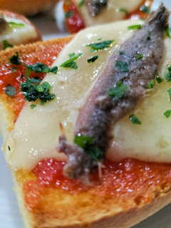 Una foto de Montadito de queso y anchoa con mermelada de tomate en airfryer