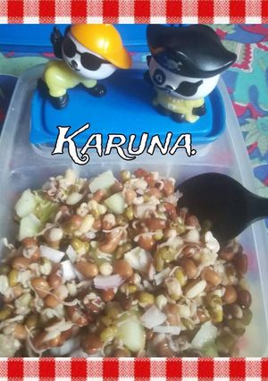 A picture of Baccho ke liye healthy sprout salad.
