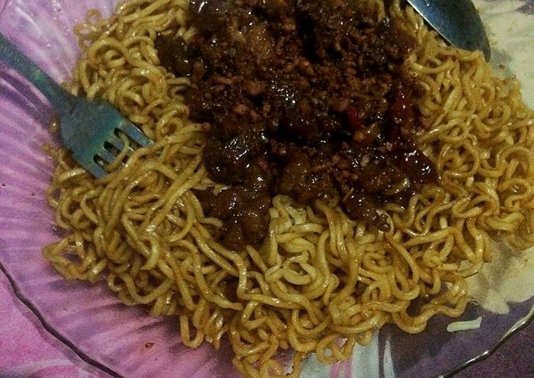 Langkah Mudah untuk Membuat Mie goreng daging kecap 👌🏻 yang Lezat Sekali