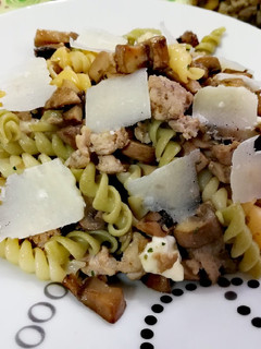 Una foto de Espirales con champiñones, carne y queso fresco🍄