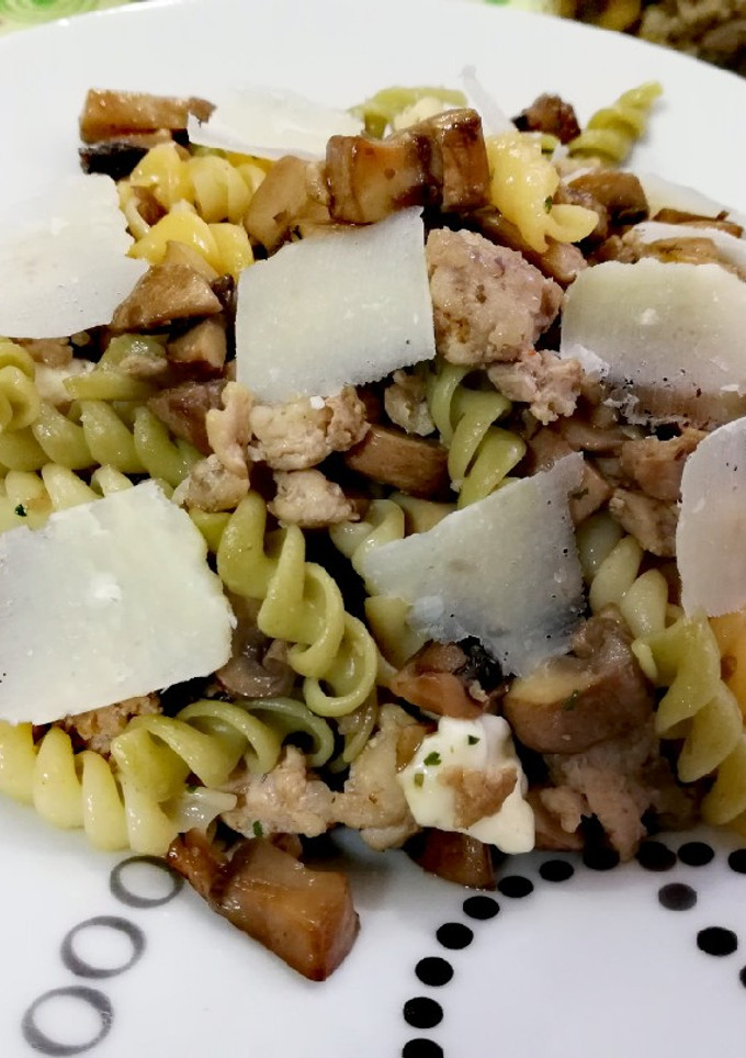 Una foto de Espirales con champiñones, carne y queso fresco🍄