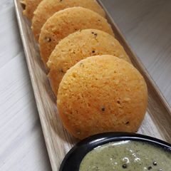 A picture of Oats & Carrot Instant Idli | Coriander Mint Chutney.