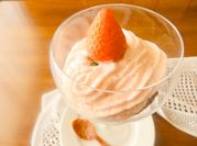 Una foto de mousse de fresas con gelatina