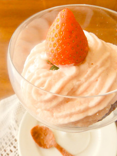 Una foto de Mousse de fresa y bizcocho de chocolate sin harina