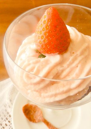 Foto principal de Mousse de fresa y bizcocho de chocolate sin harina