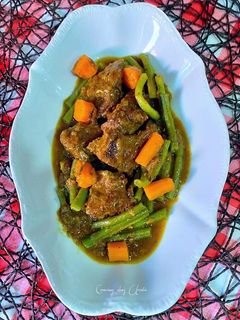 Una foto de Ternera en salsa de ras el hanout con judías verdes y zanahorias