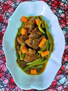 Una foto de Ternera en salsa de ras el hanout con judías verdes y zanahorias