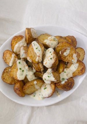 Hình của món Khoai tây đút lò cùng sốt kem tỏi (nckd).