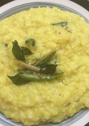 A picture of Huggi/ Pongal - with Navane/Foxtail Millet.