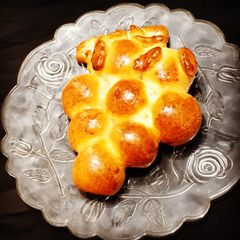 A picture of Honey comb bread🍇🍯.